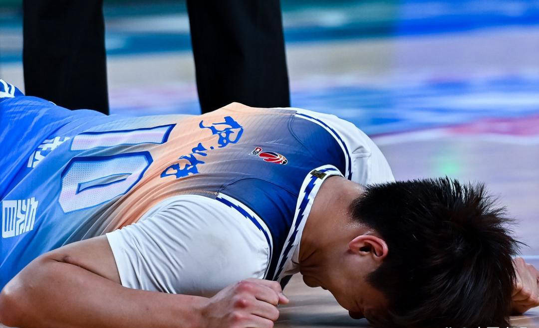 九游体育APP-CBA季后赛窗口期走向成谜，上海申花止住颓势，气氛紧张，纪律约束更严格(cba窗口期是什么时间)